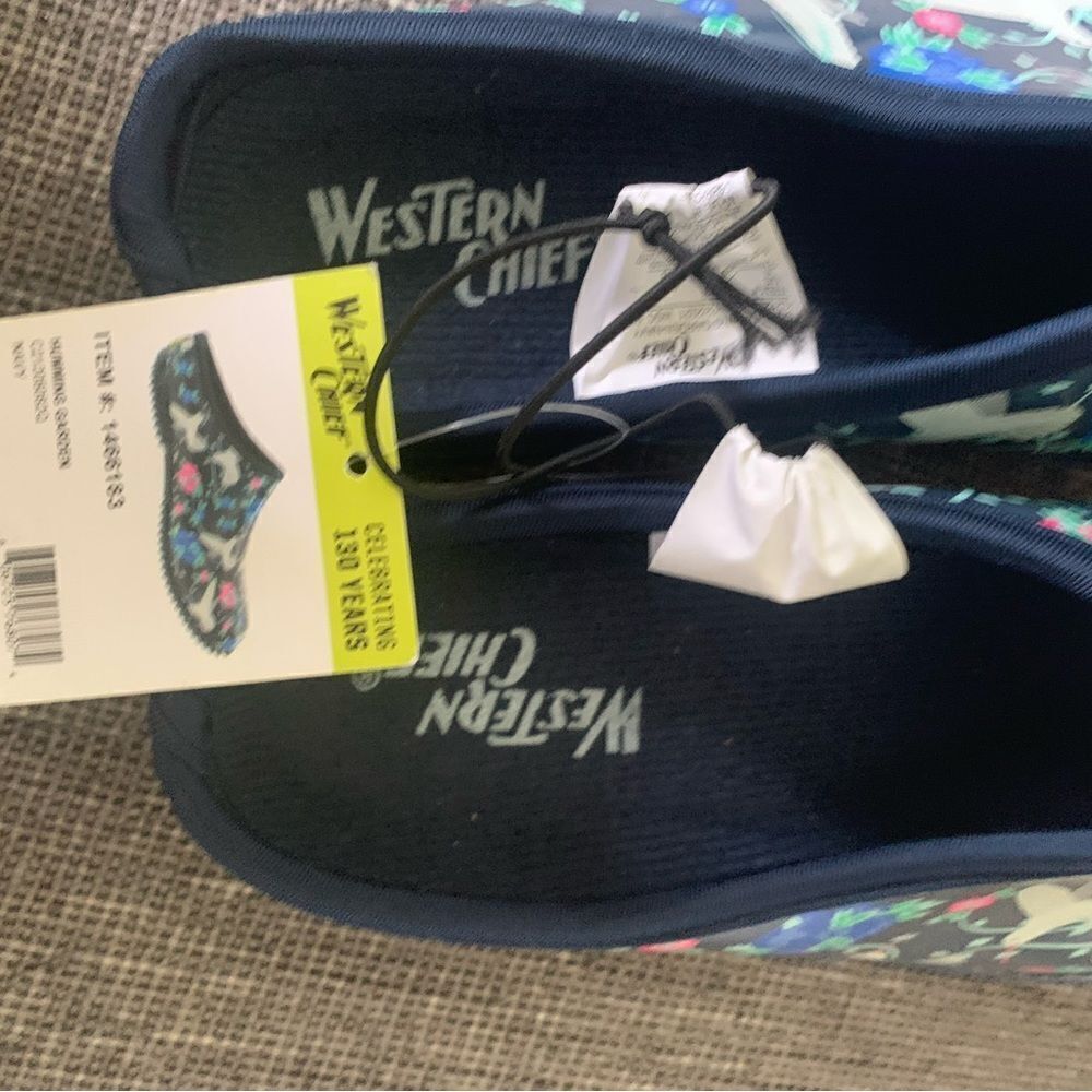 NWT Western Chief hummingbird garden clogs. Size 8 - Picture 3 of 3